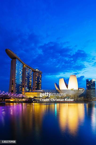 marina bay sands hotel and arts science museum, singapore, southeast asia, asia - marina bay sands imagens e fotografias de stock