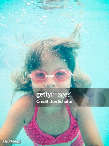 Little Girl Underwater Swimming High-Res Stock Photo - Getty Images