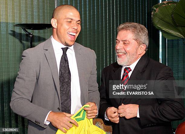Brazilian soccer player Ronaldo Nazario shares a laugh with Brazil's President Luiz Inacio Lula da Silva during a meeting at the Planalto Palace, 06...