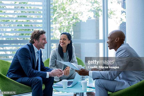 businesspeople discussing in office - 3人　ビジネス ストックフォトと画像