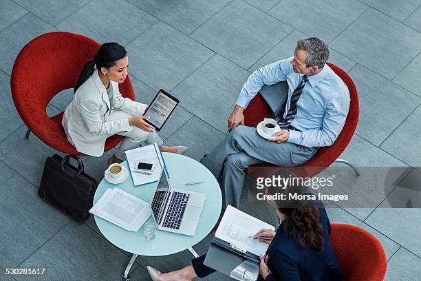 businesspeople discussing strategy in office - meeting candid office suit stockfoto's en -beelden