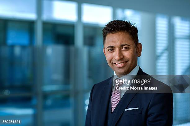 confident businessman in office - corporate portraits man stockfoto's en -beelden