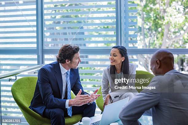 businessman discussing strategy with colleague - cor verde imagens e fotografias de stock