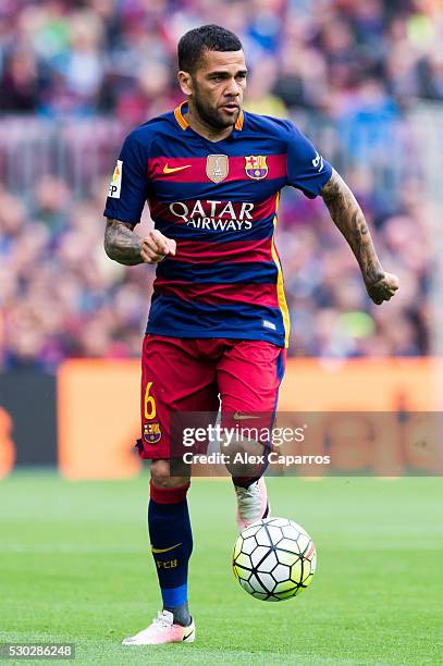 Dani Alves of FC Barcelona runs with the ball during the La Liga match between FC Barcelona and RCD Espanyol at Camp Nou on May 8, 2016 in Barcelona,...