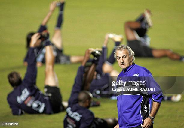 El entrenador de la seleccion de Uruguay Jorge Fossati observa mientras el equipo hace estiramientos el 06 de junio de 2005 en el estadio Nacional de...