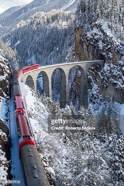 the red train of the albula-bernina express railway, unesco world heritage on the famous landwasser viaduct, switzerland, europe - landwasser viaduct photos et images de collection