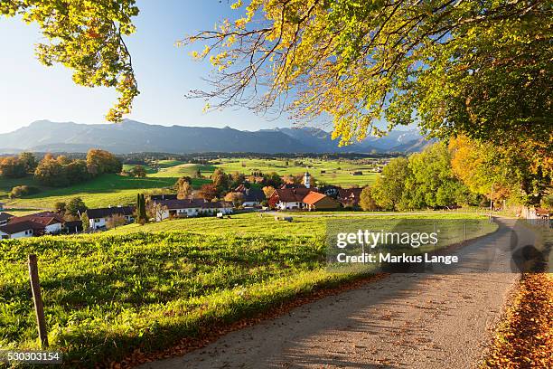view from aidlinger hoehe over aidling am riegsee to wettersteingebirge mountains, upper bavaria, bavarian alps, bavaria, germany, europe - riegsee stock-fotos und bilder