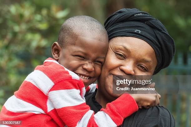 mother and son - creoolse etniciteit stockfoto's en -beelden