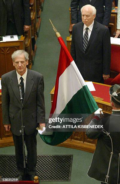 Flanked by acting President Ferenc Madl , the new President of the Hungarian Republic, independent candidate Laszlo Solyom takes the oath in the main...