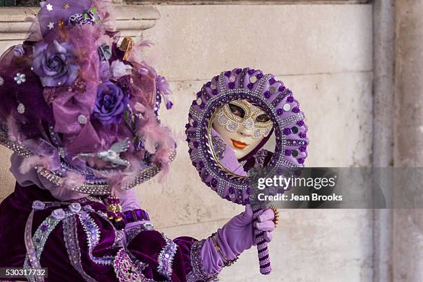 people in masks and costumes, carnival, venice, veneto, italy, europe - venetiaans masker vasthouden stockfoto's en -beelden