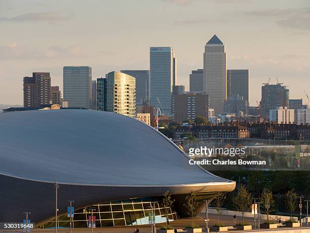 olympic park aquatic centre with docklands and canary wharf skyline behind, london, england, united kingdom, europe - parco olimpico stabilimento sportivo foto e immagini stock