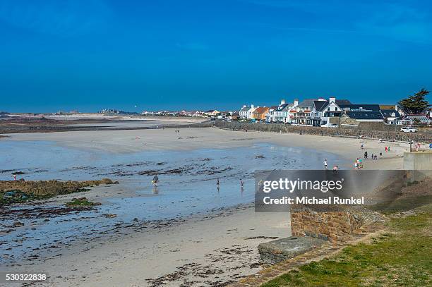 the beach of casteret, guernsey, channel islands, united kingdom, europe - guernsey stock-fotos und bilder