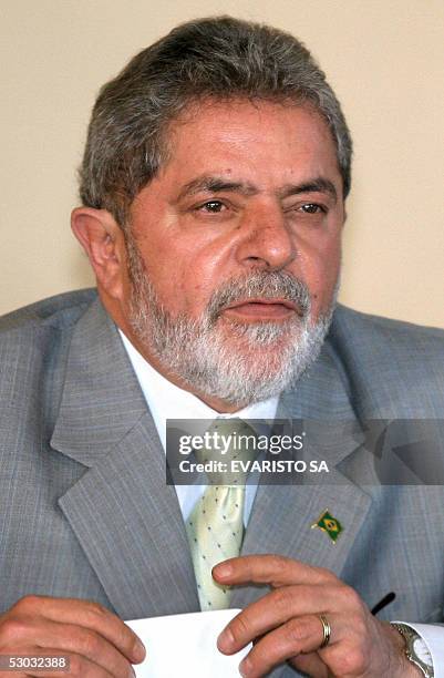 El presidente de Brasil Luiz Inacio Lula da Silva observa una ceremonia en el Palacio de Planalto de Brasilia, el 07 de junio de 2005. El Partido de...