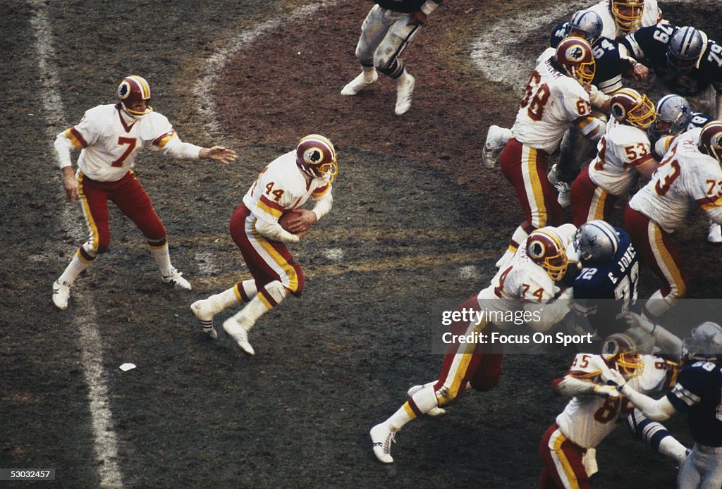 Cowboys Redskins Rivalry Washington Redskins' quarterback Joe Theismann runs with the ball ...