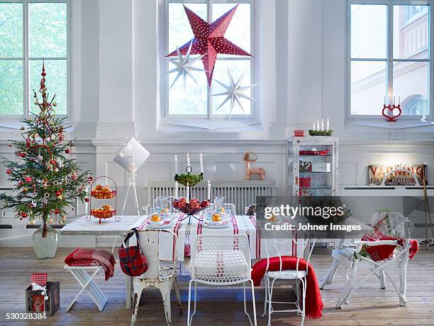 christmas living room with decorations - johner christmas bildbanksfoton och bilder