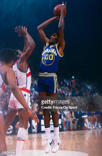 Golden State Warriors' Robert Parish makes a jumpshot against the Washington Bullets at Capital Center circa 1978 in Washington, D.C.. NOTE TO USER:...
