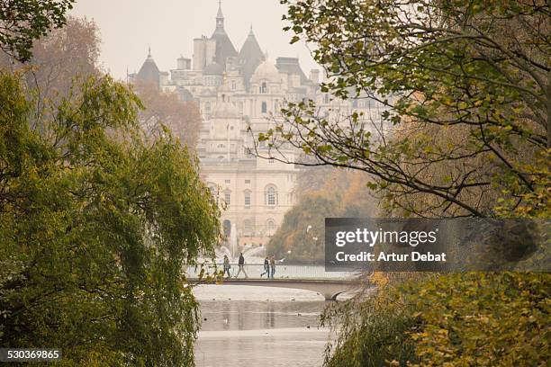 st james´s park with people, lake, and london city - st jamess palace london fotografías e imágenes de stock