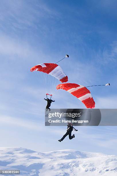 two parachute jumpers, sweden - hemavan stock pictures, royalty-free photos & images