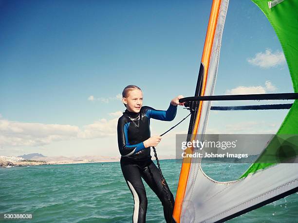 girl windsurfing - windsurfing fotografías e imágenes de stock