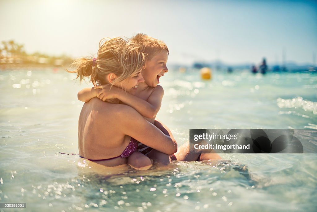 Madre e figlio divertirsi in mare