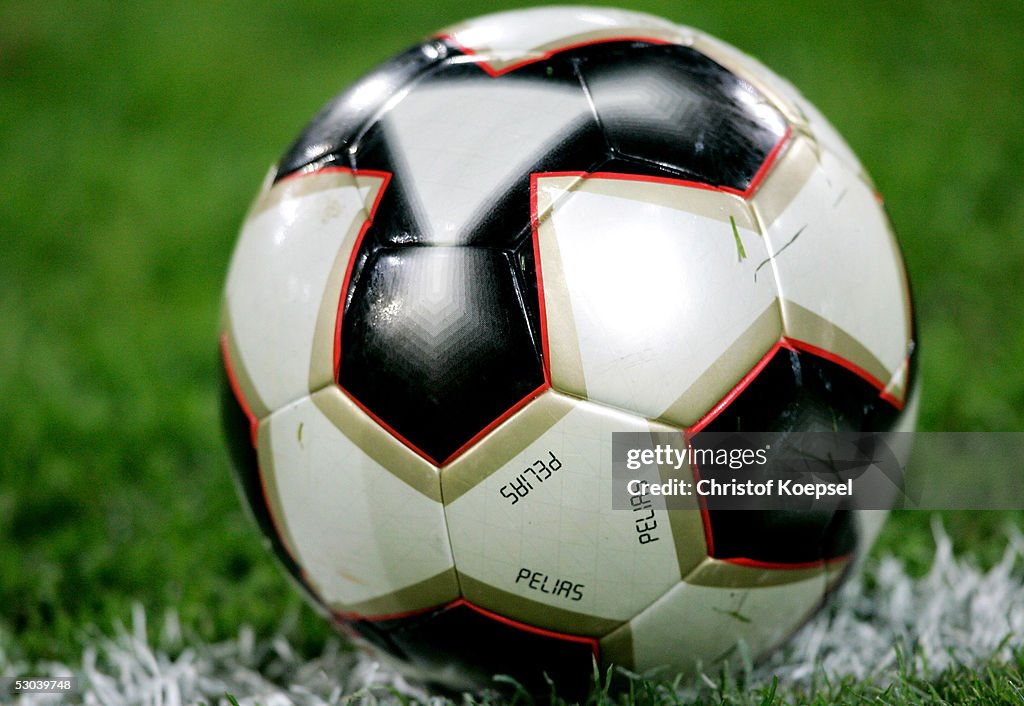 pañuelo de papel tornillo encima The new adidas Pelias 2 football on the grass during the friendly... News  Photo - Getty Images