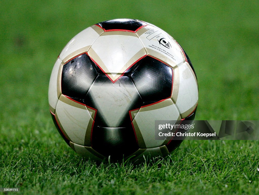 Extraer dinosaurio Buena voluntad The new adidas Pelias 2 football on the grass during the friendly...  Fotografía de noticias - Getty Images