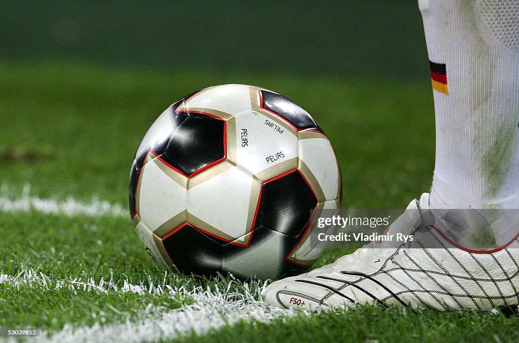 En la cabeza de Masculinidad Perplejo The new Adidas Pelias 2 ball is seen on the grass during the friendly...  Fotografía de noticias - Getty Images