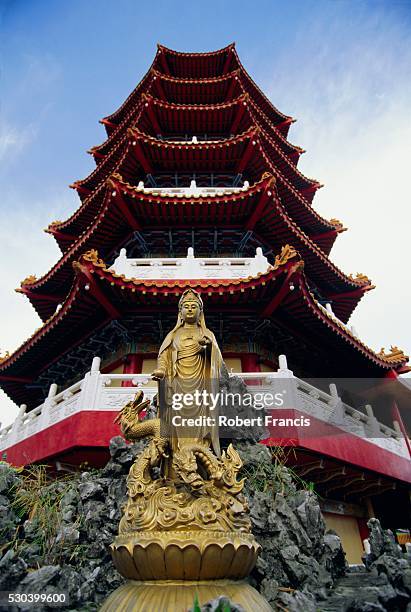 chinese temple in sibu, main port city on the rejang river, sarawak, island of borneo, malaysia, asia - sibu river stock pictures, royalty-free photos & images