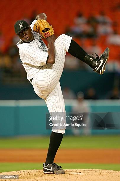Starting pitcher Dontrelle Willis of the Florida Marlins pitches against the Seattle Mariners on June 8, 2005 at Dolphin Stadium in Miami, Florida.