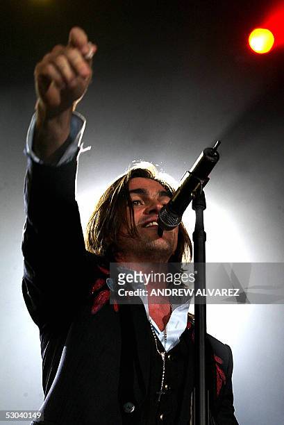 El cantautor colombiano Juanes canta durante su concierto en Caracas el 08 de junio de 2005, enn el marco de la gira "Mi Sangre" que realiza por...