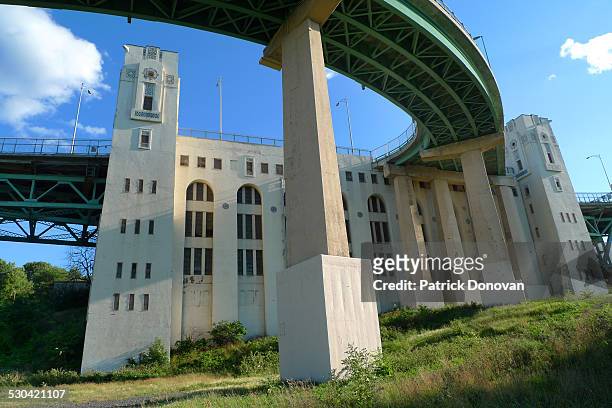 jacques cartier bridge building, montreal - île sainte hélène photos et images de collection