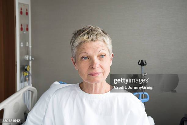 retrato de mujer mayor en traje de hospital usando - hospital gown fotografías e imágenes de stock