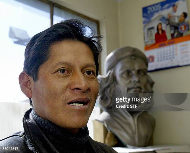 Abel Mamani, dirigente de la Federacion de Juntas Vecinales de Bolivia, habla durante una entrevista el 09 de junio de 2005 en El Alto. Mamani...