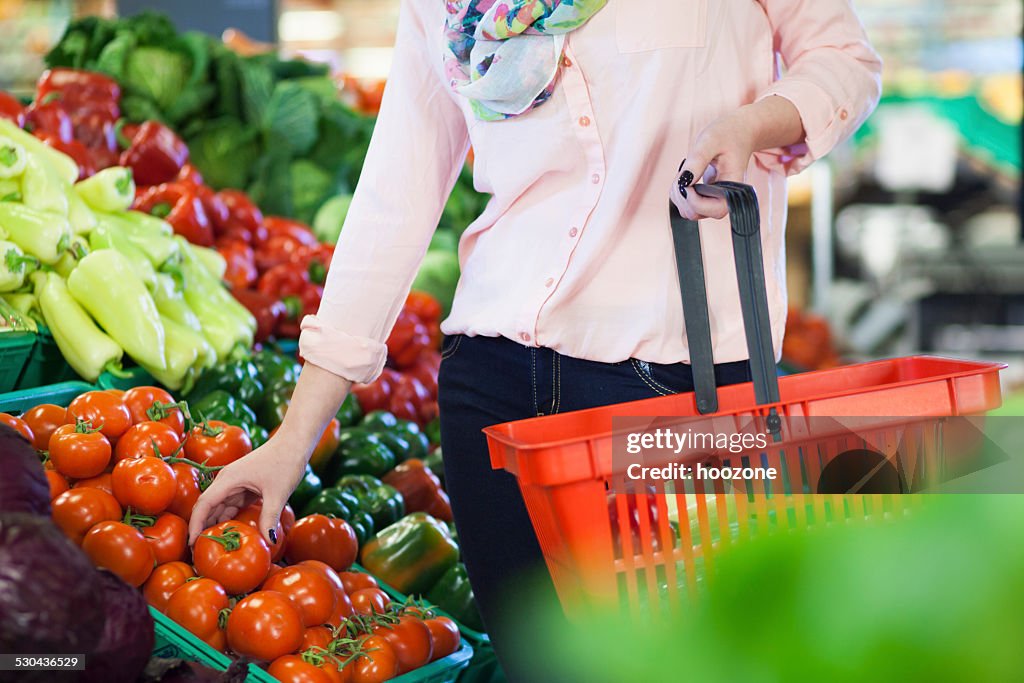 Frau mit Tomaten