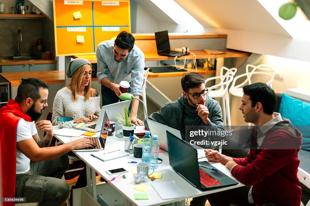 Entwickler Zusammenarbeit im Büro.