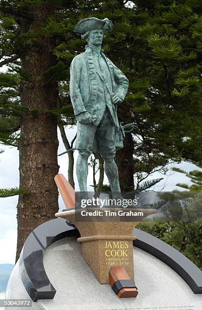 James Cook Rice Hat Captain James Cook Memorial Photos and Premium High Res Pictures ...