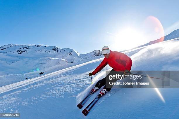 man skiing - downhill skiing fotografías e imágenes de stock