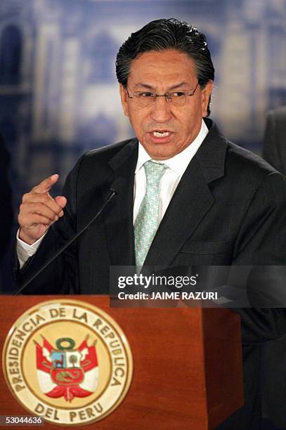 El presidente de Peru, Alejandro Toledo, da una conferencia de prensa el 09 de junio de 2005 en el Palacio de Gobierno en Lima, a su retorno de una...