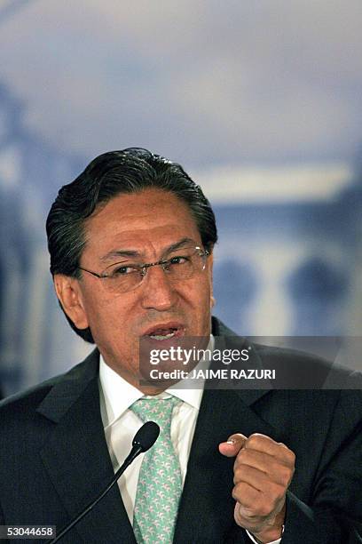 El presidente de Peru Alejandro Toledo da una conferencia de prensa el 09 de junio de 2005 en el Palacio de Gobierno, en Lima a su retorno de una...