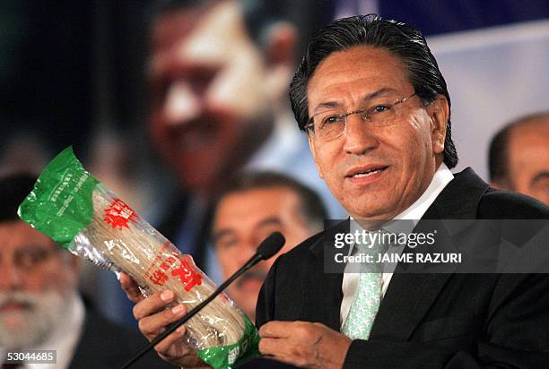 El presidente de Peru, Alejandro Toledo, muestra un paquete de fideos hecho en China con papa peruana, durante una conferencia de prensa el 09 de...