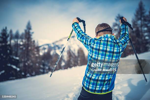 kid snowshoeing - alex boys stockfoto's en -beelden