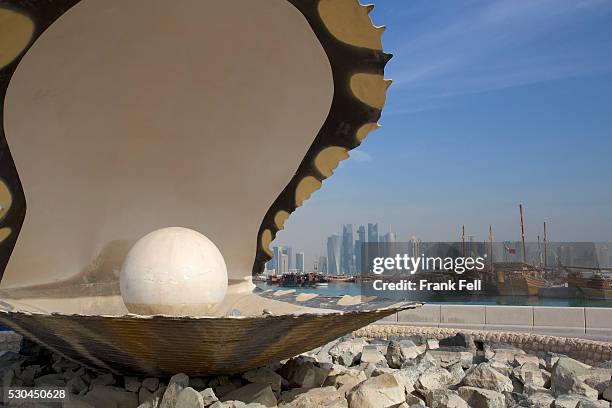 the pearl monument, the corniche, doha, qatar, middle east - the pearl qatar bildbanksfoton och bilder