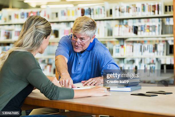 erwachsene studieren in der bibliothek - two men studying library stock-fotos und bilder