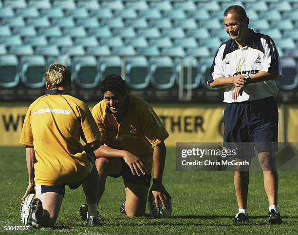 Wallabies Coach Eddie Jones talks with Matt Giteau and Morgan Turinui during the Wallabies Captains Run held at Telstra Stadium June 10, 2005 in...