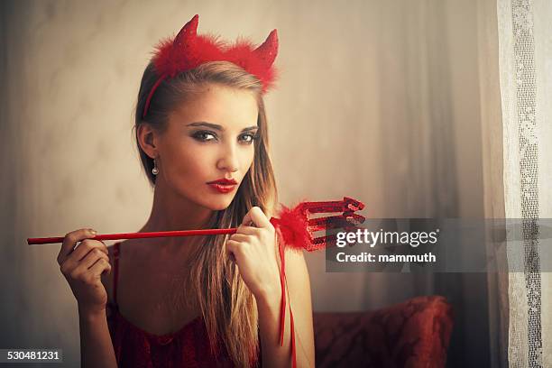 girl wearing devil vestido - disfraz de diablo fotografías e imágenes de stock