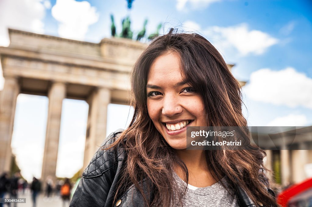 Portrait de jeune femme à Berlin-Brandebourg Gate