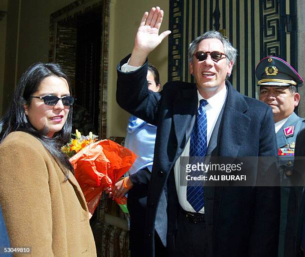 Newly designed Bolivian President Eduardo Rodriguez and his wife waves as he arrives at the government house 10 June, 2005 in La Paz. Bolivia's new...