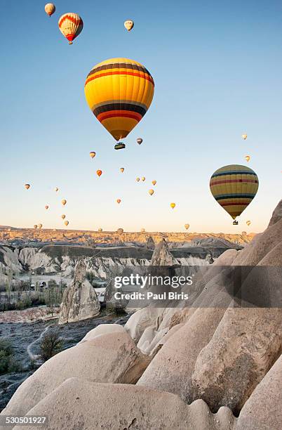 goreme hot air balloon flight - göreme stock-fotos und bilder