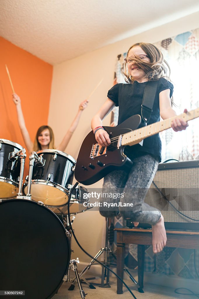 Mädchen spielen Rock 'n' Roll wie zu Hause fühlen.