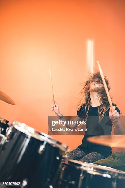 girl playing rock and roll drums - drum stockfoto's en -beelden